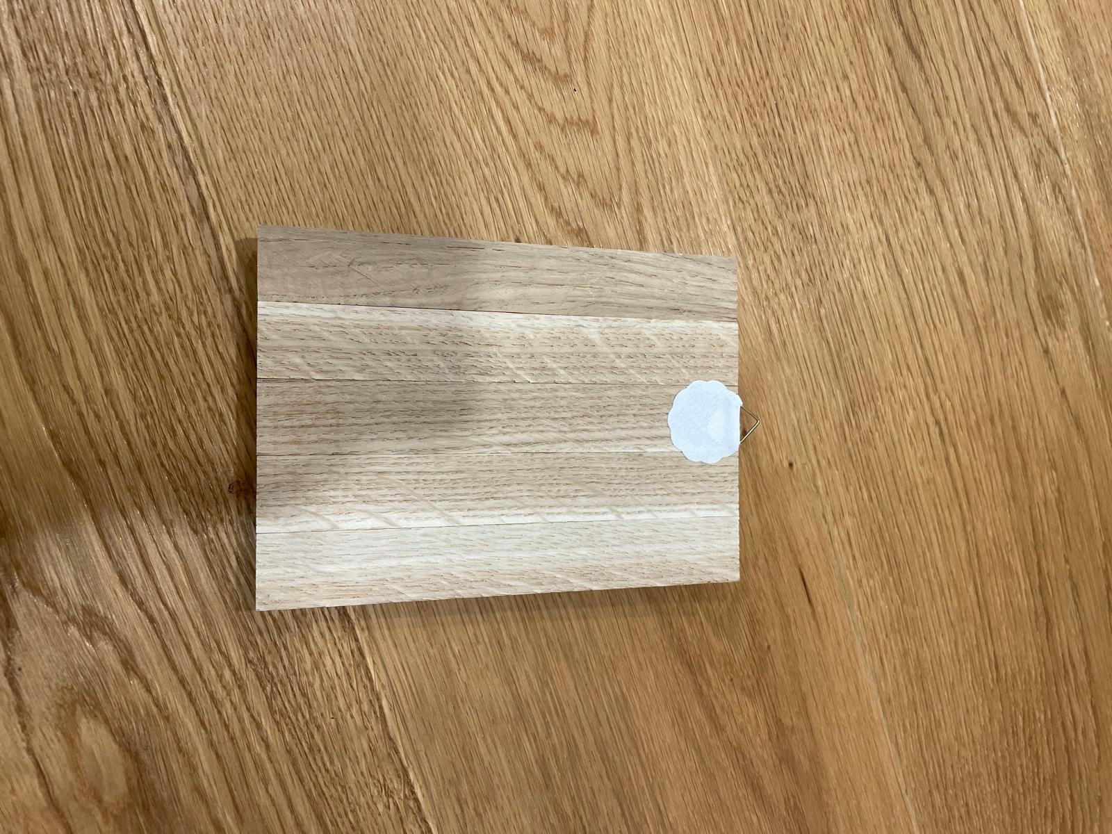 Handgemachtes Kreuz aus Gießmasse auf Holz-Sticks – rustikale Wanddeko/Tischdeko