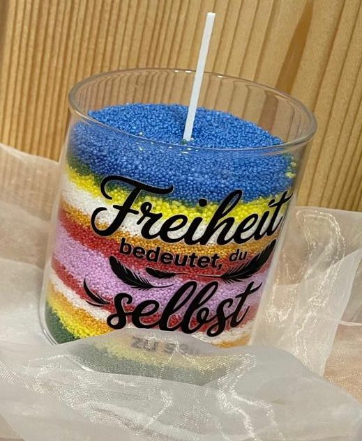 🌈 Regenbogen-Kerze im Glas – mit Spruch "Freiheit bedeutet, du selbst zu sein"