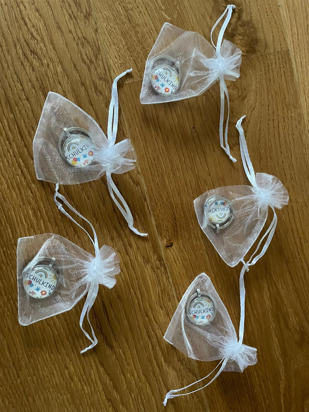 🎒 Schulkind Glasnugget-Schlüsselanhänger