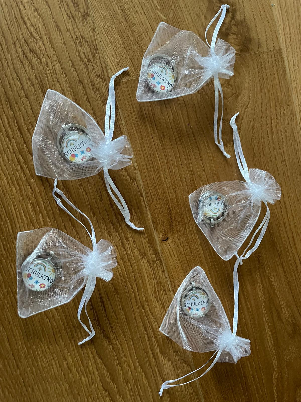 🎒 Schulkind Glasnugget-Schlüsselanhänger