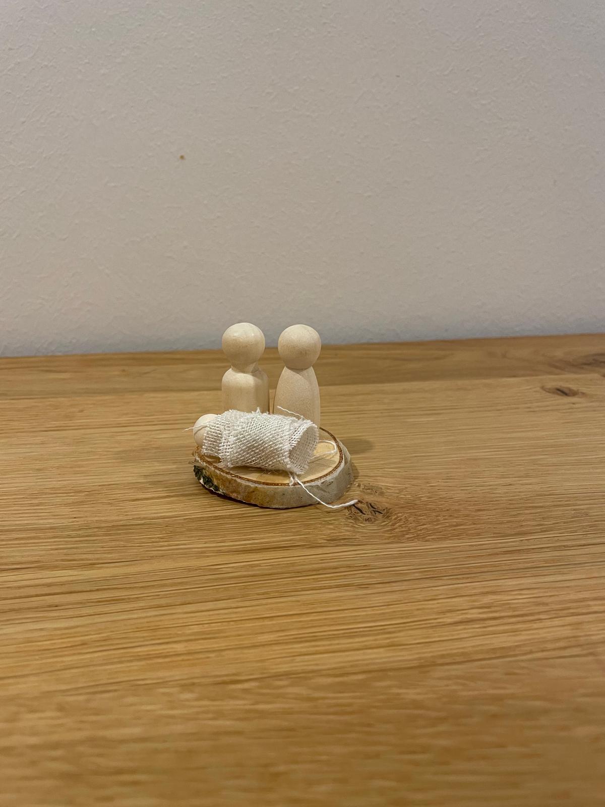 Handgefertigte Krippe auf Baumscheibe – Natürliche & zeitlose Weihnachtsdeko aus Holz ✨