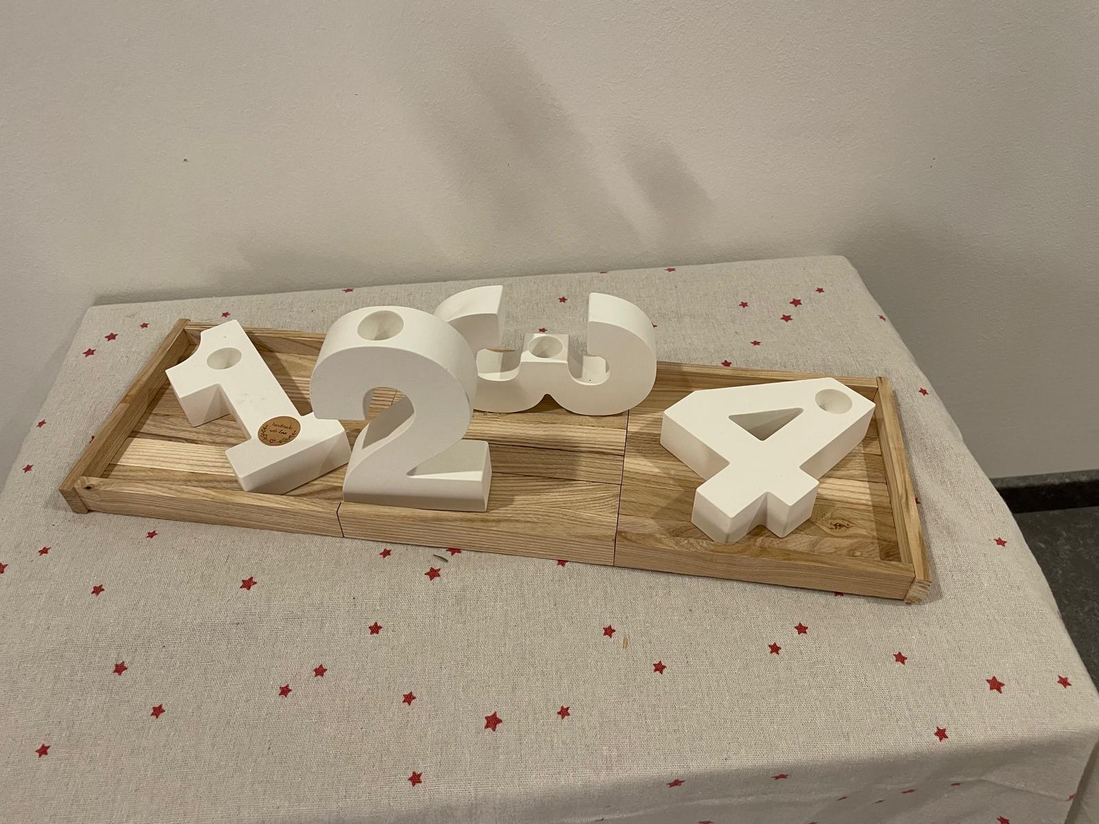 Handgefertigtes HolzSticks-Tablett mit Advent-Gießmasse-Zahlen & Stabkerzen